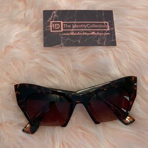 The classic girl shades